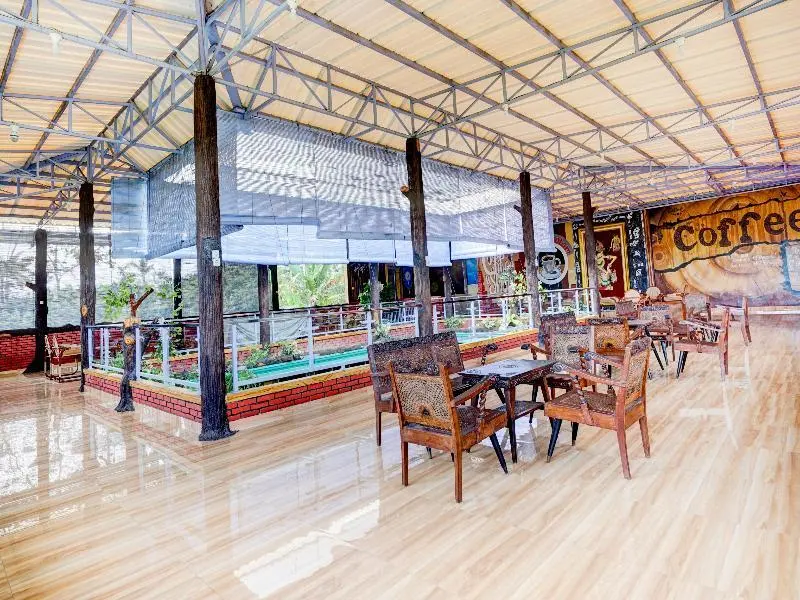 Чиребон: OYO 90303 Cafe & Homestay Kolam Pancing Abah