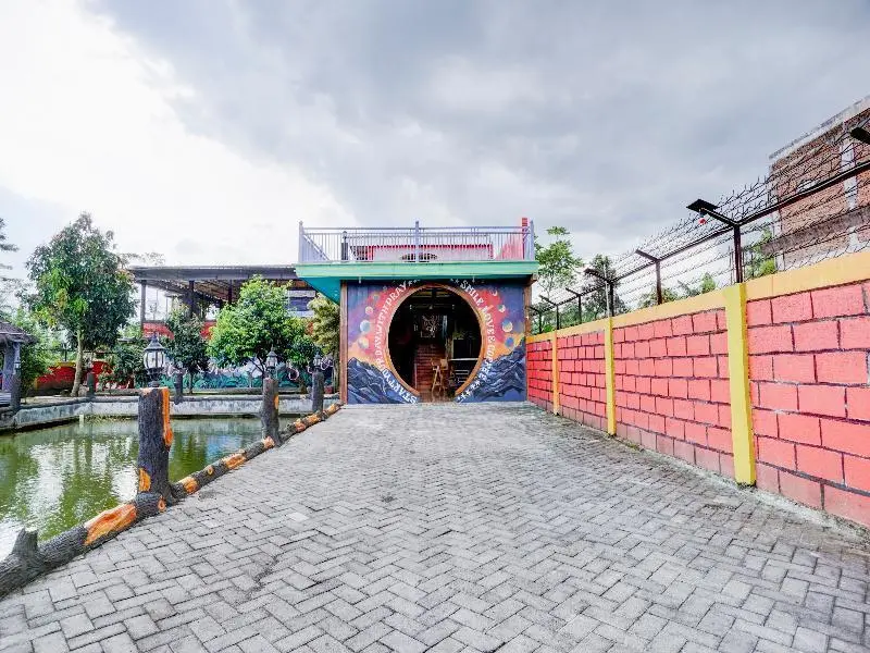 Чиребон: OYO 90303 Cafe & Homestay Kolam Pancing Abah