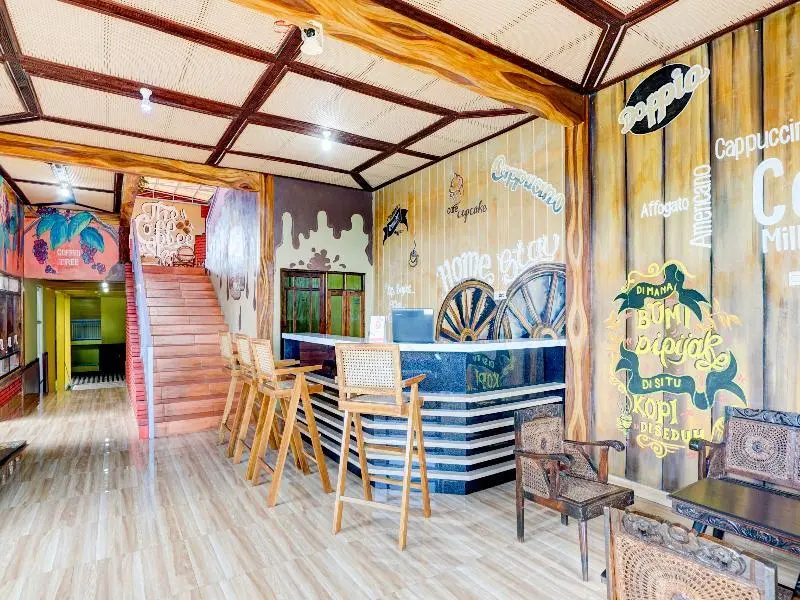 Чиребон: OYO 90303 Cafe & Homestay Kolam Pancing Abah