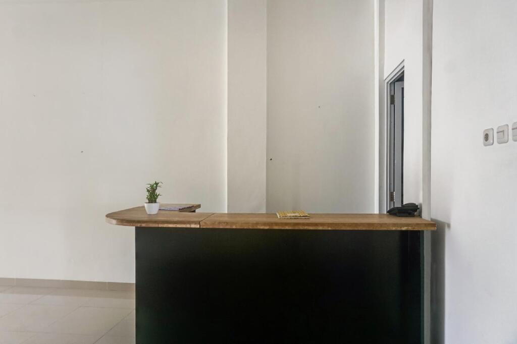 Южный Тангеранг: OYO 90305 De Umbrela Mansion Syari'ah Ciputat
