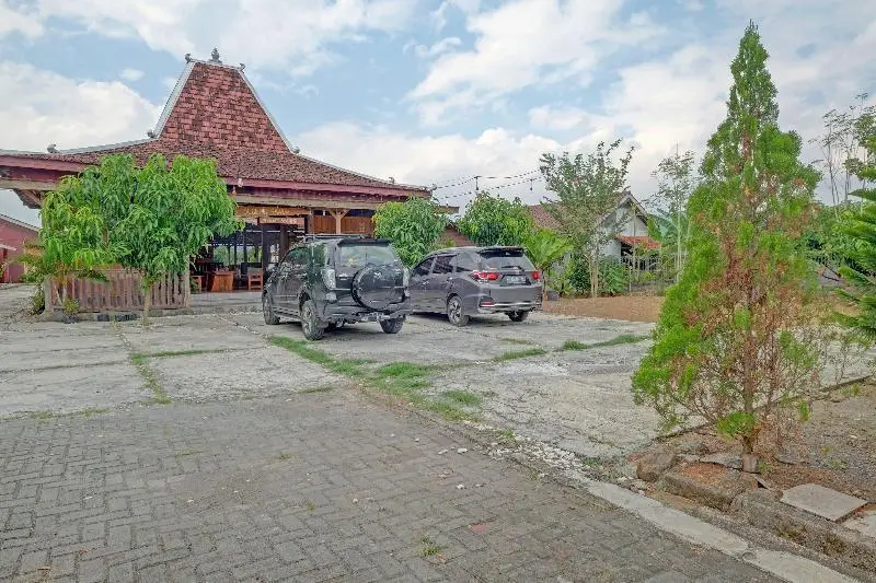 Батуретно: OYO 90354 Ndalem Sabine Syariah