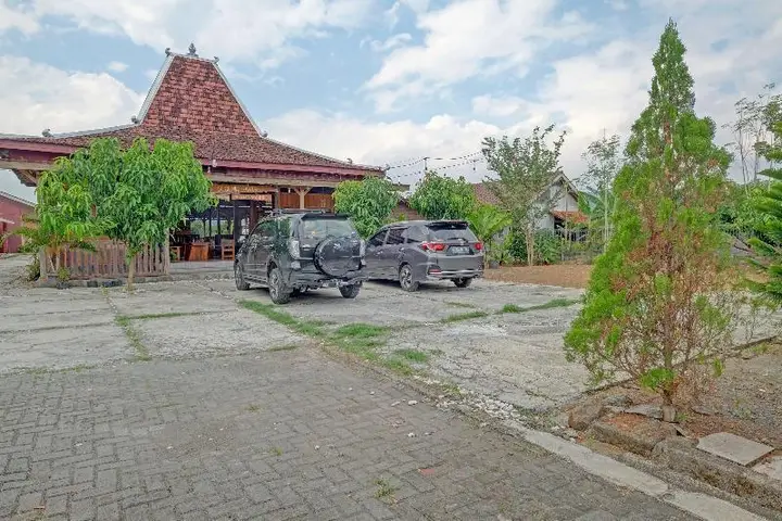 Батуретно: OYO 90354 Ndalem Sabine Syariah