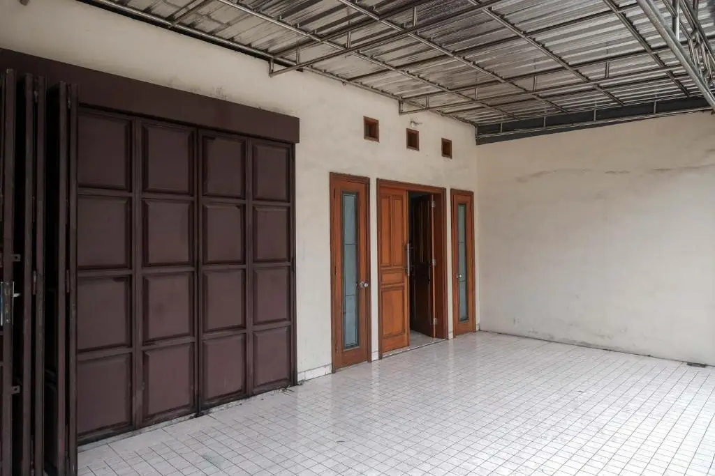 Суракарта: OYO 90373 Griya Nira 3 Syariah Putri