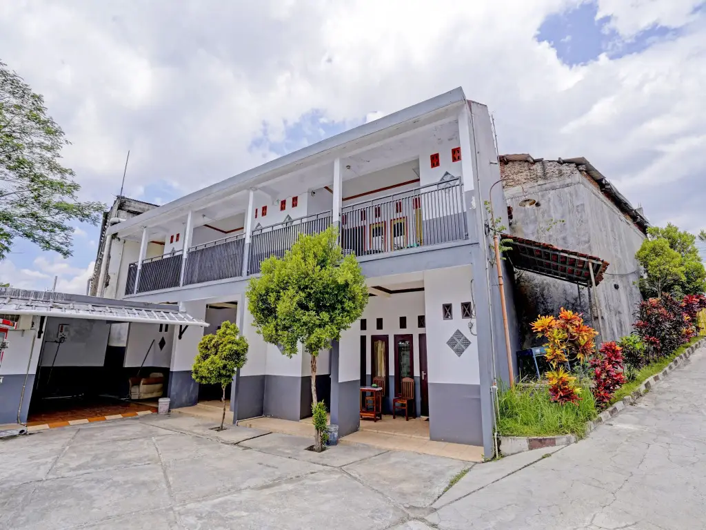 Кунинган: OYO 90405 Penginapan Sasti Kuningan Near Taman Cirendang