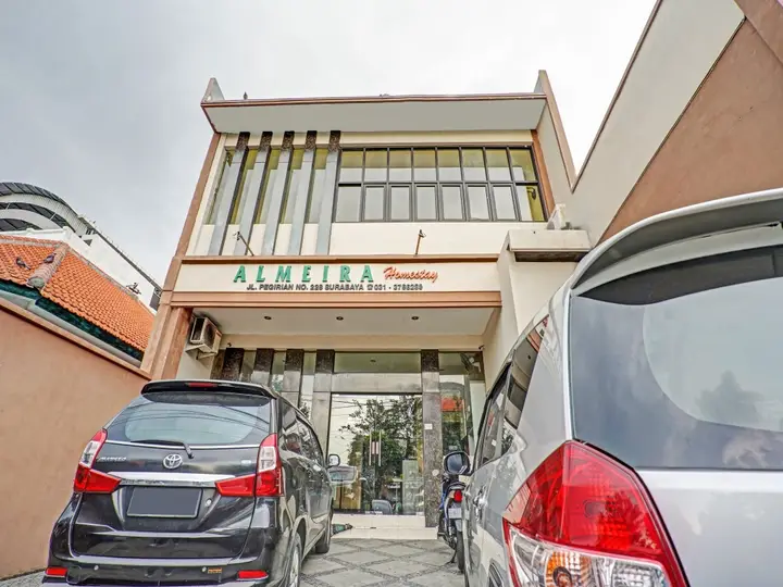 Сурабая: OYO 90442 Almeira Homestay Syariah Sub