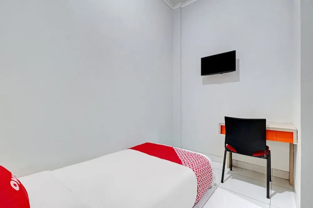 Караванг: OYO 90452 Pillow Inn