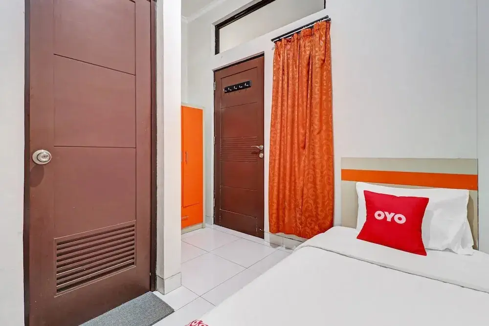Караванг: OYO 90452 Pillow Inn