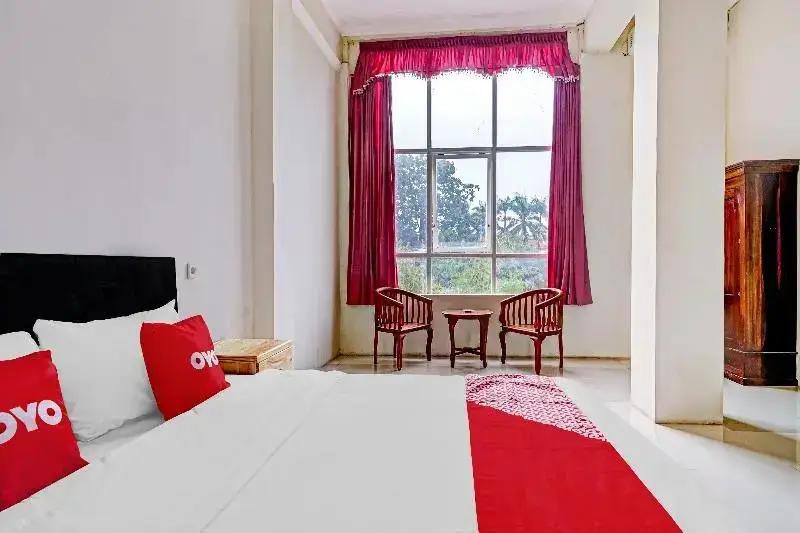 Маланг: OYO 90544 Grand Redisa