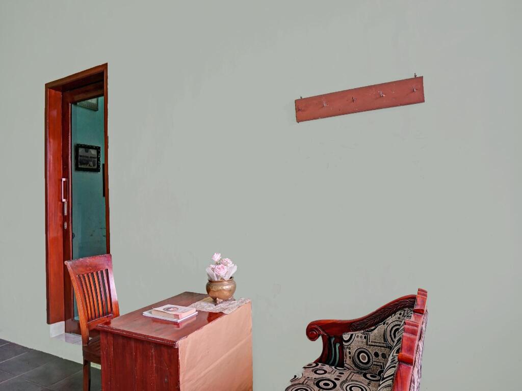 Гентенг: SPOT ON 90537 De Wisma Emas