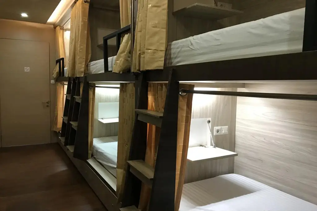 Понтианак: The Colour Hostel