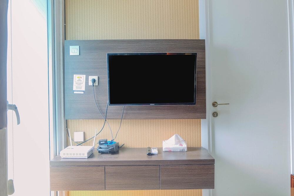Джакарта: Warm 2BR Apartment at Green Pramuka City