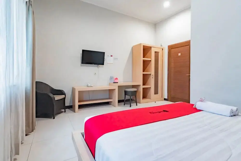 Паромпонг: RedDoorz @ Sersan Bajuri Atas