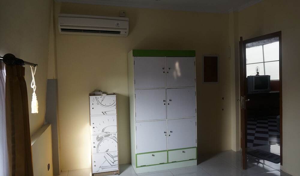 Депок: Athaya Dormitory