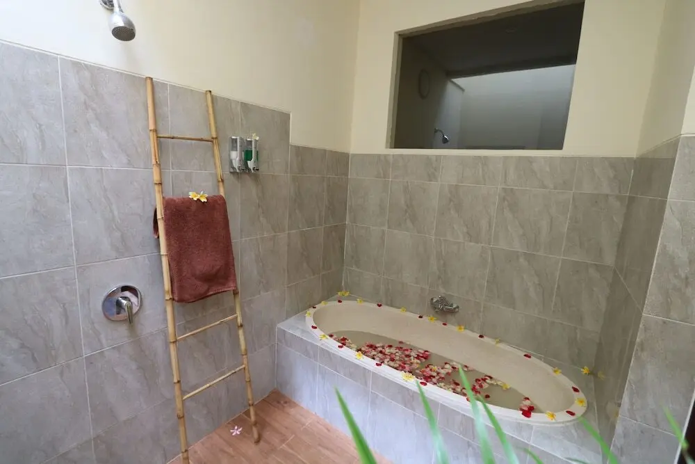 Беноа: Royal Orchid Lodge