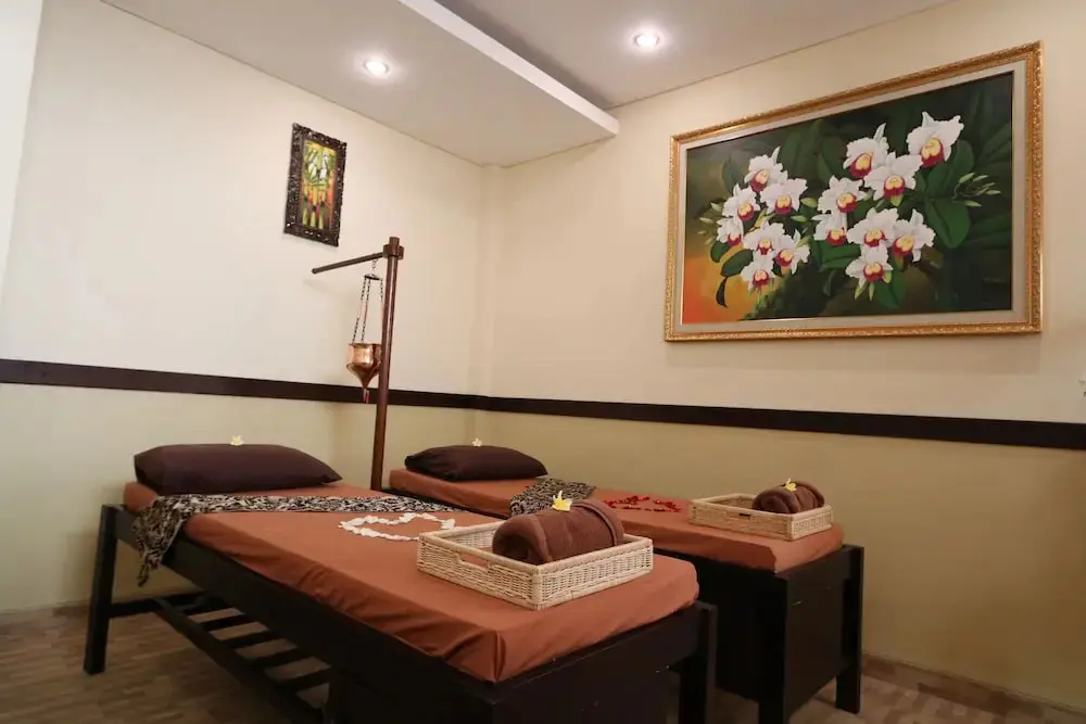Беноа: Royal Orchid Lodge