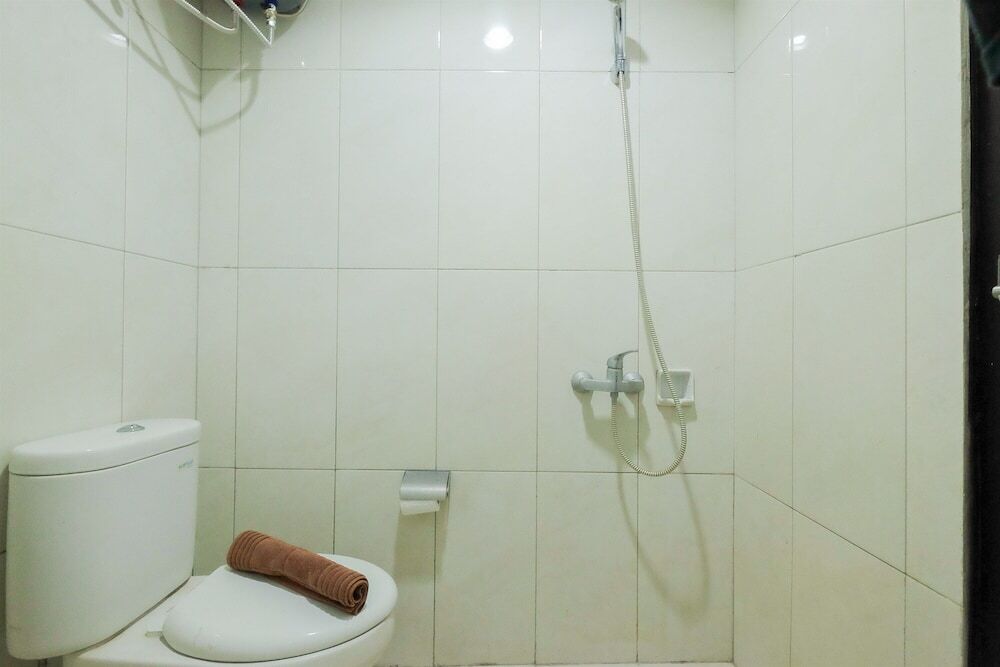Джакарта: Garden View Studio at Nifarro Park Apartment