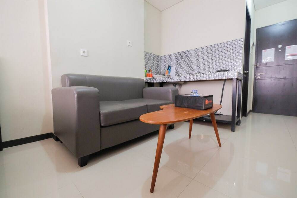 Джакарта: Garden View Studio at Nifarro Park Apartment