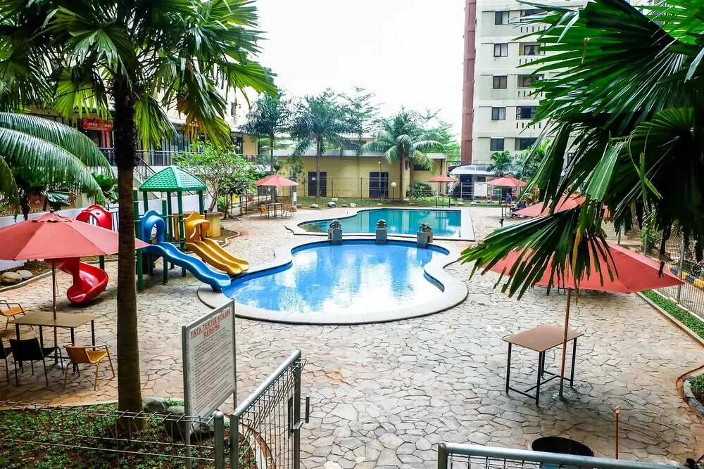 Джакарта: Pool View Studio at Kebagusan City Apartment