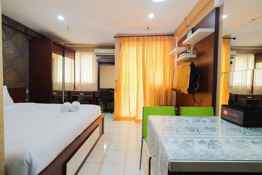 Джакарта: Pool View Studio at Kebagusan City Apartment