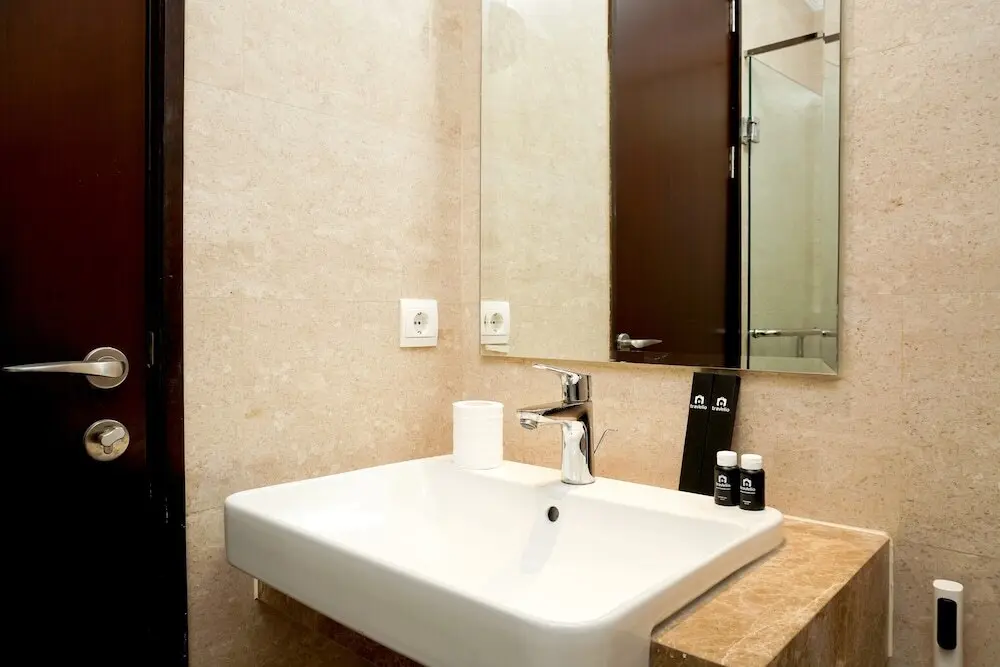 Джакарта: Comfort and Clean Studio Menteng Park Apartment