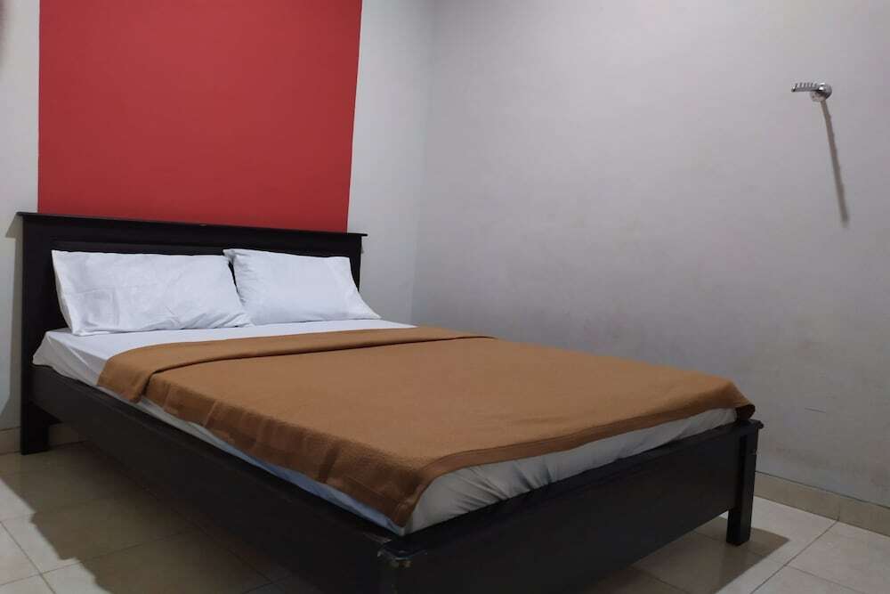 Джакарта: OYO 2654 Yulia Guesthouse Near Kopi Bajawa Flores NTT Tebet