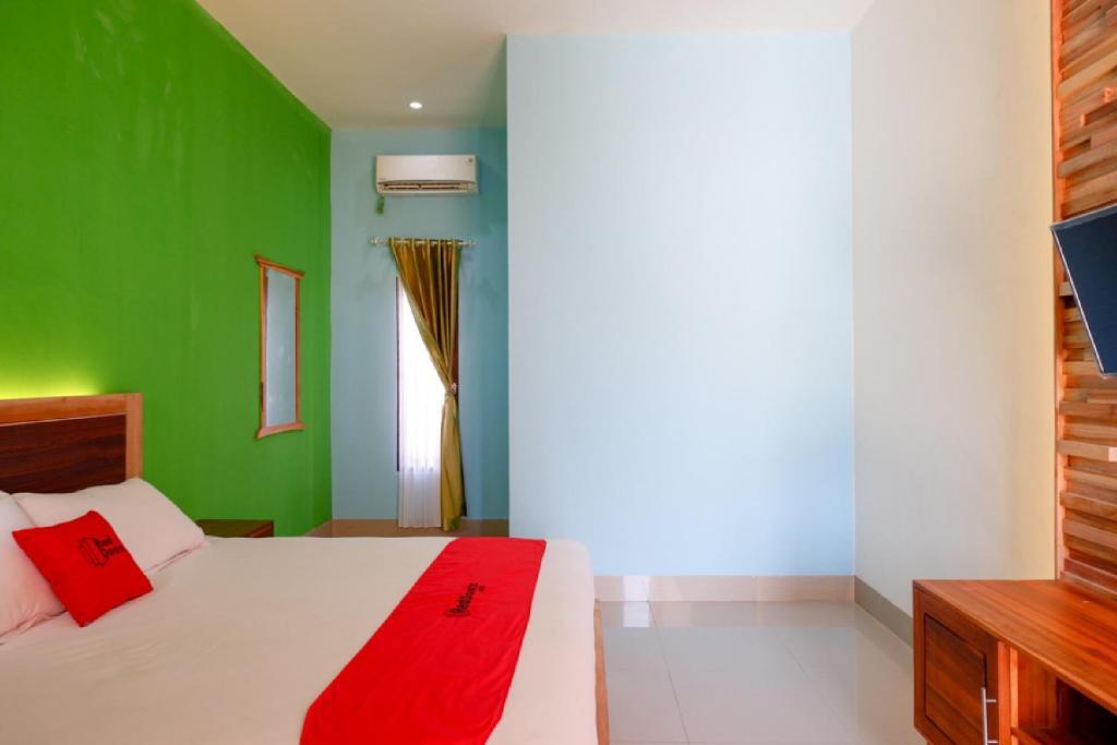 Палу: RedDoorz near Taman Makam Pahlawan Tatura