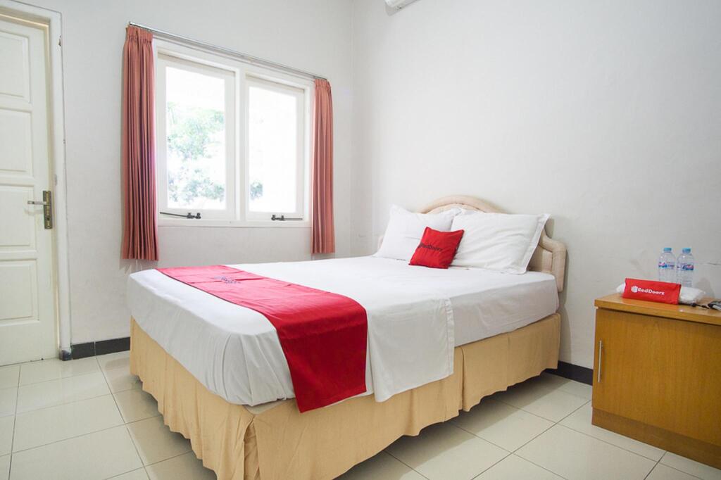 Кедири: RedDoorz near Rumah Sakit Baptis Kediri