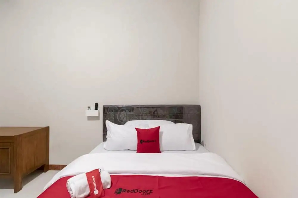 Депок: RedDoorz near Babarsari 2
