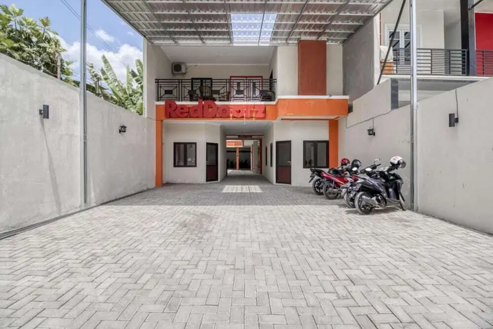 Депок: RedDoorz near Babarsari 2