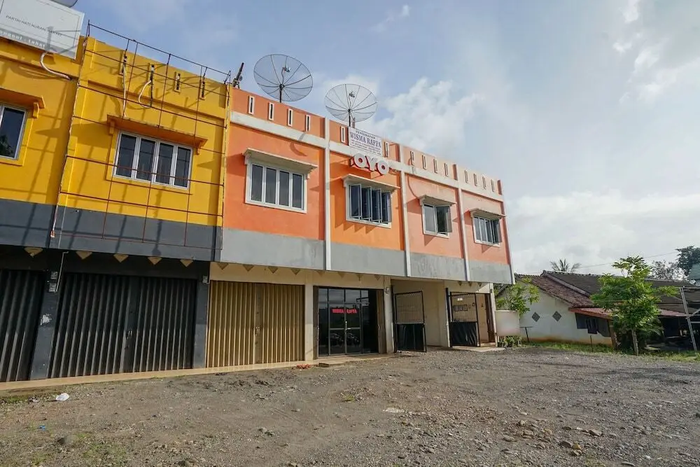 Лахат: Wisma Raffa