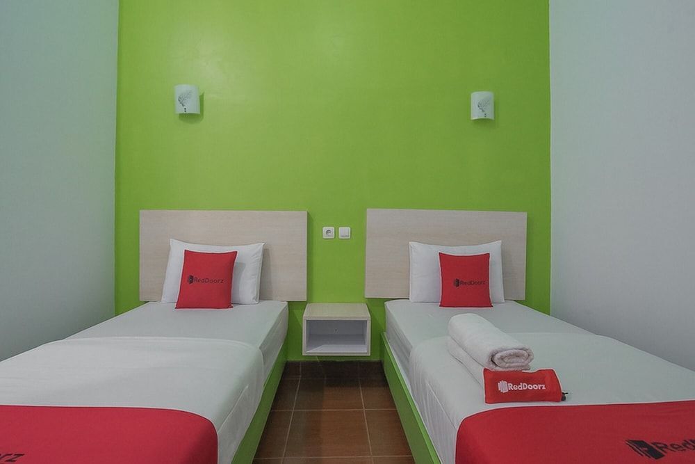 Кунинган: RedDoorz Plus near Alun Alun Kuningan
