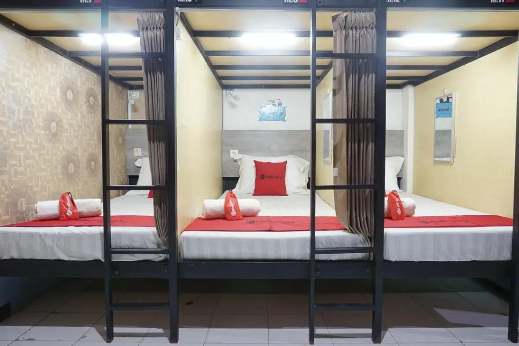 Маланг: RedDoorz Hostel @ Borobudur Street