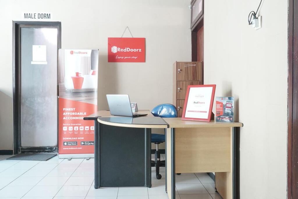Маланг: RedDoorz Hostel @ Borobudur Street