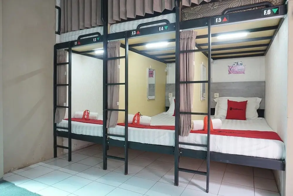 Маланг: RedDoorz Hostel @ Borobudur Street