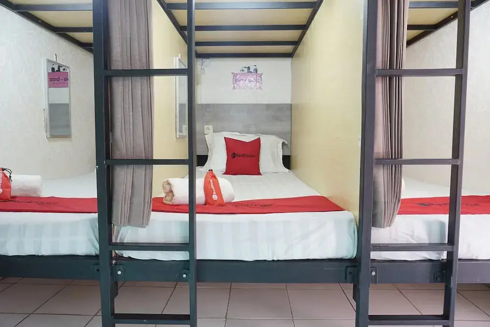 Маланг: RedDoorz Hostel @ Borobudur Street