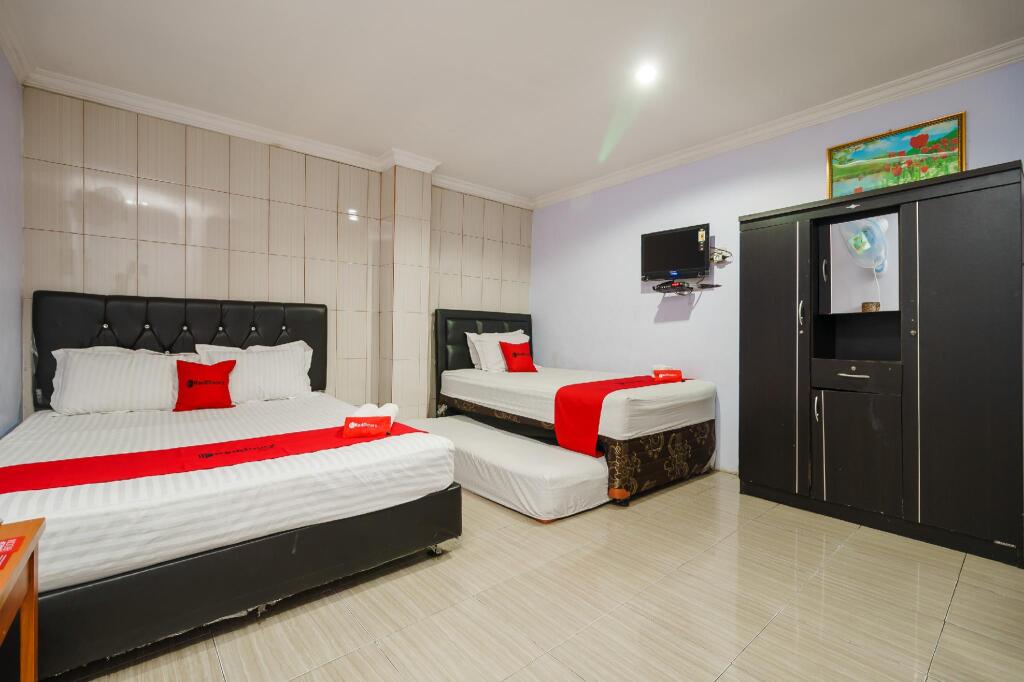 Озеро Тоба: RedDoorz near Danau Toba Parapat