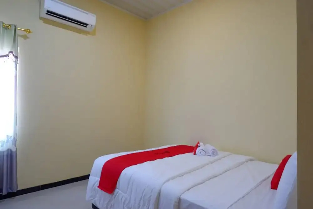 Пати: RedDoorz near Alun Alun Pati