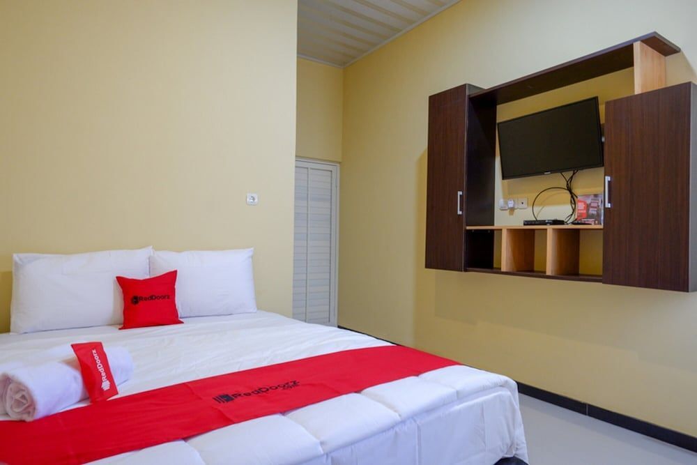 Пати: RedDoorz near Alun Alun Pati