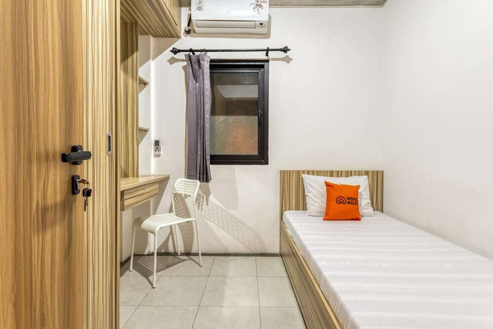 Сурабая: KoolKost near Tunjungan Plaza - Caters to Women