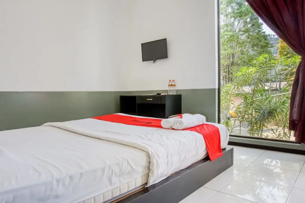 Бату: RedDoorz near Paralayang Batu