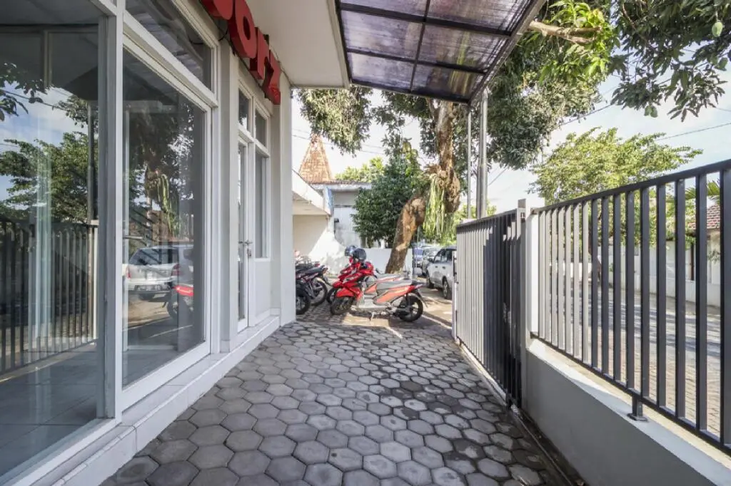 Депок: RedDoorz near Condongcatur Bus Station