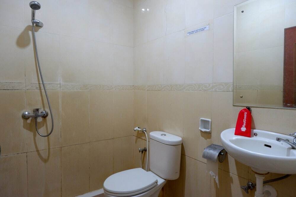 Паре-Паре: RedDoorz near Monumen Habibi Ainun