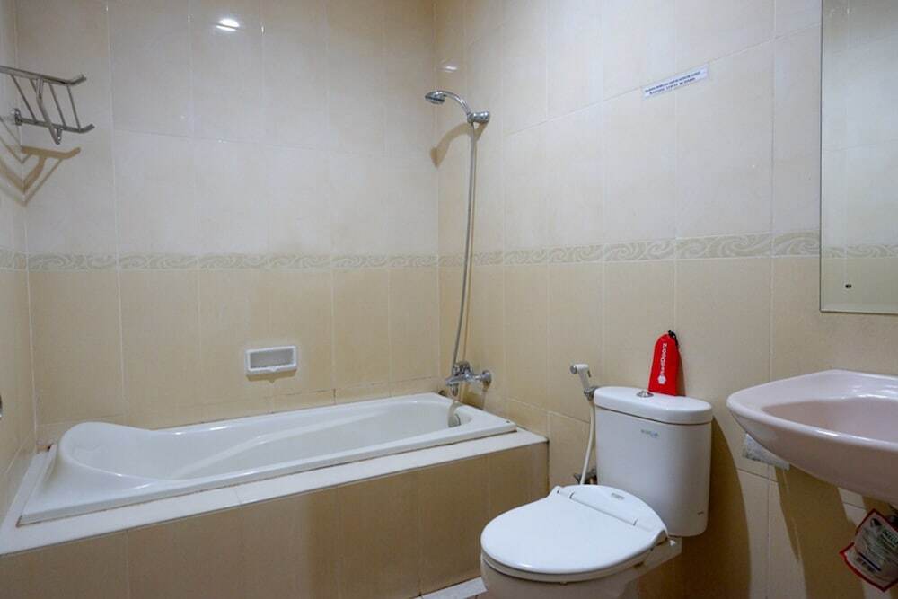 Паре-Паре: RedDoorz near Monumen Habibi Ainun