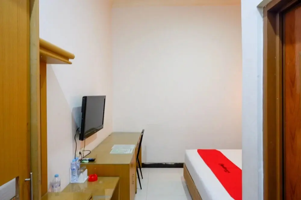 Паре-Паре: RedDoorz near Monumen Habibi Ainun