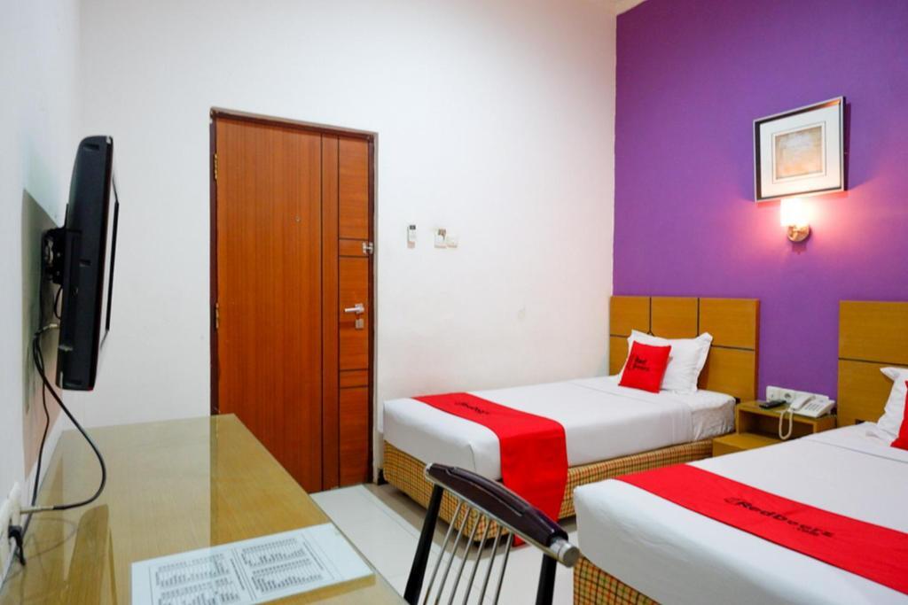 Паре-Паре: RedDoorz near Monumen Habibi Ainun