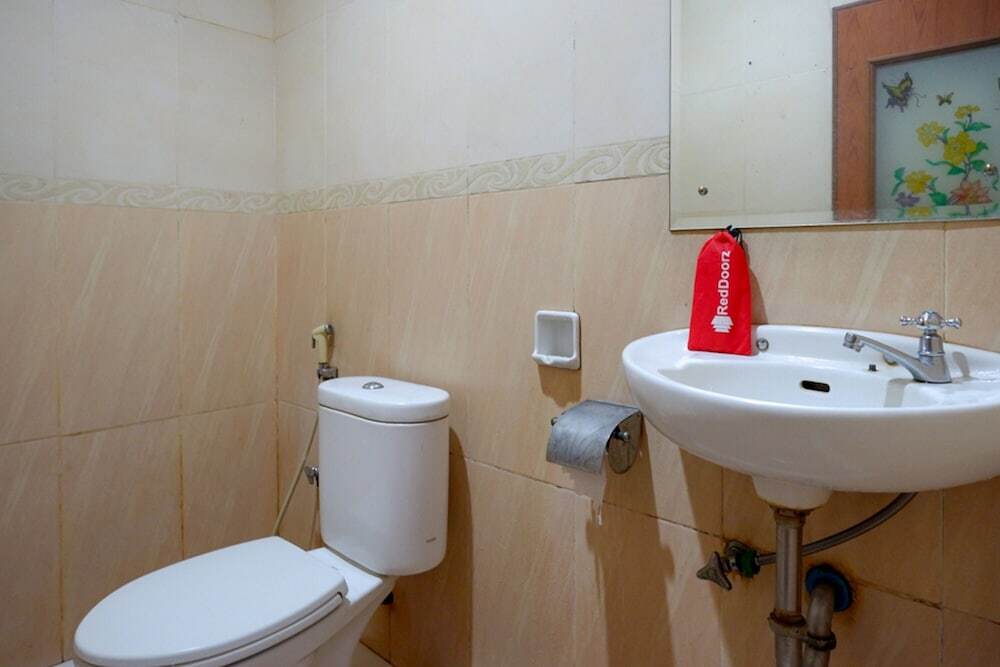 Паре-Паре: RedDoorz near Monumen Habibi Ainun