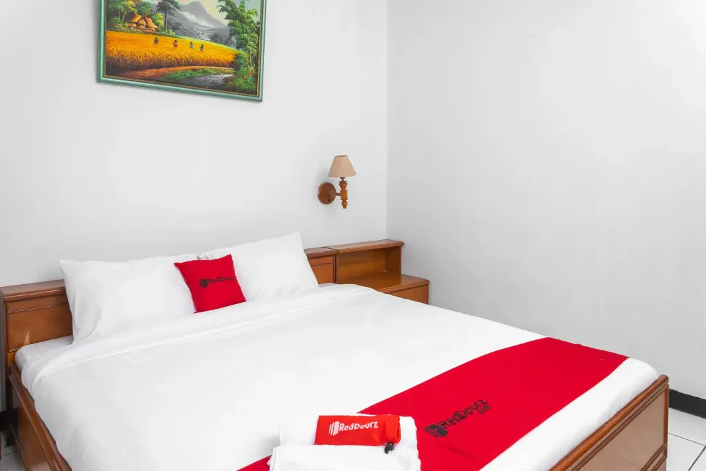 Сореанг: RedDoorz @ Hotel Damanaka Pangalengan
