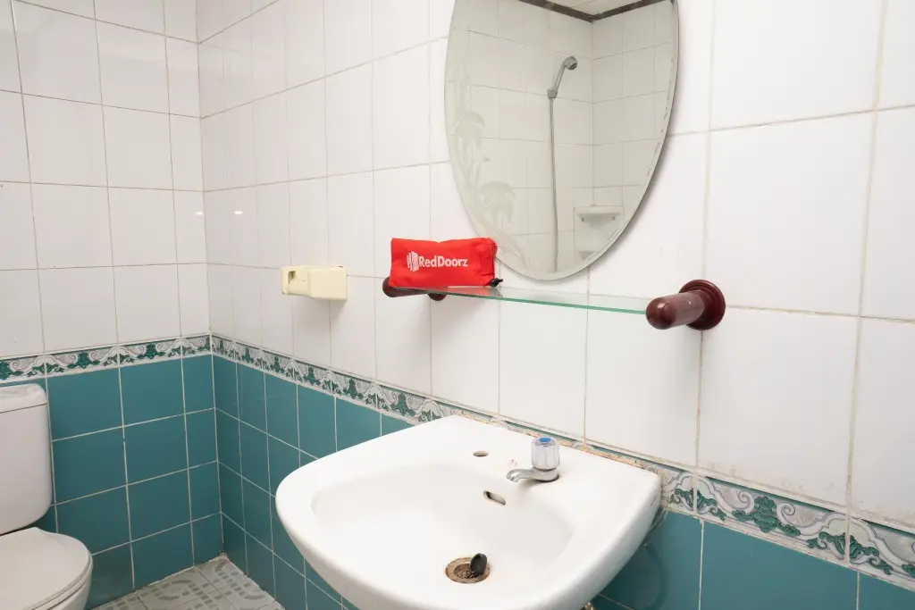Сореанг: RedDoorz @ Hotel Damanaka Pangalengan