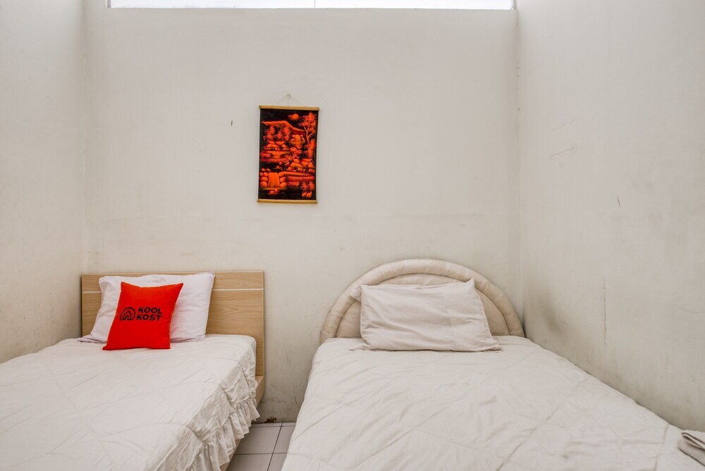 Сурабая: KoolKost Syariah @ Capsule Homestay Kedungdoro