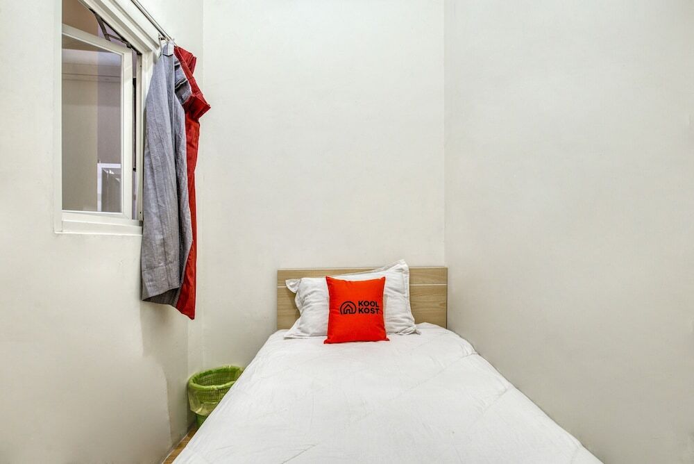Сурабая: KoolKost Syariah @ Capsule Homestay Kedungdoro